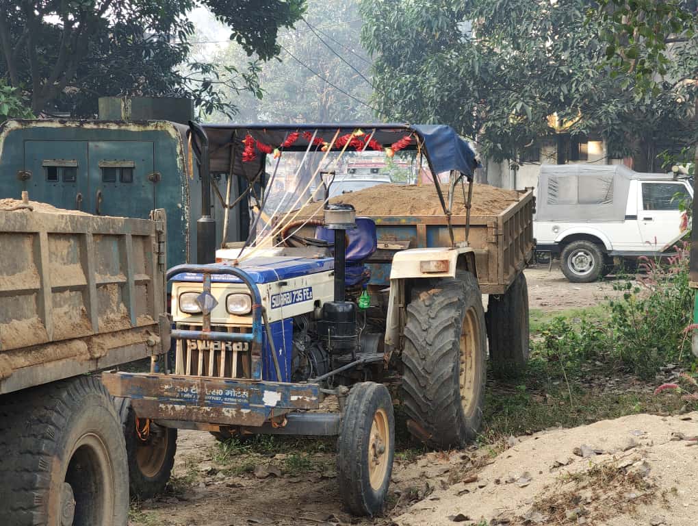 रामगढ़ः अवैध बालू लदे दो ट्रैक्टर जब्त, केस दर्ज