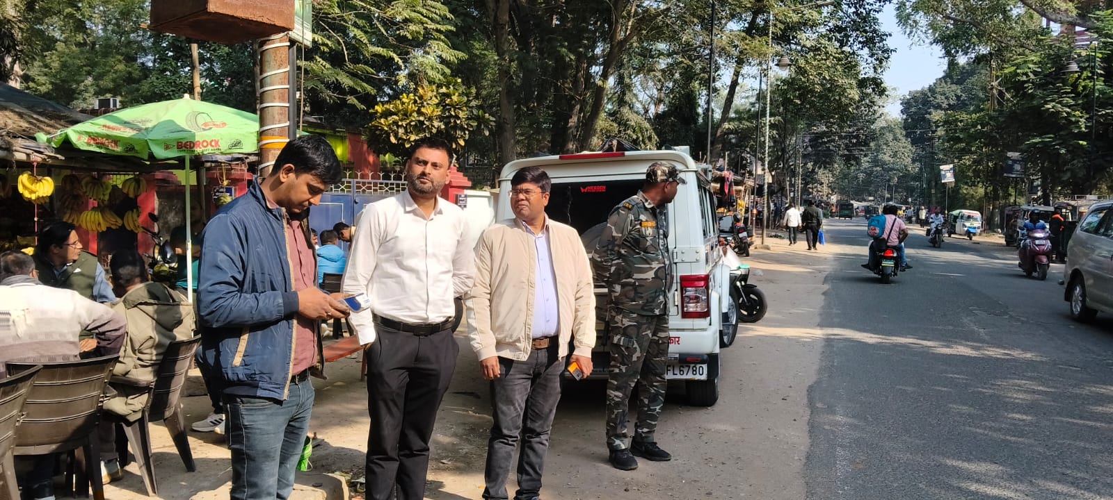 लातेहारः ट्रैफिक रूल्स तोड़ने वालों पर कार्रवाई, बिना हेलमेट बाइक चलाने वाले 50 लोगों का कटा चालान