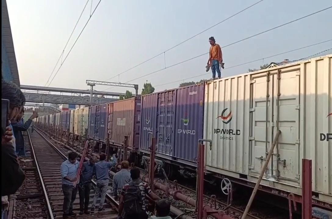 धनबादः मालगाड़ी की छत पर चढ़े युवक ने मचाया हंगामा, आधे घंटे तक रुकी रही जलियांवाला बाग एक्सप्रेस