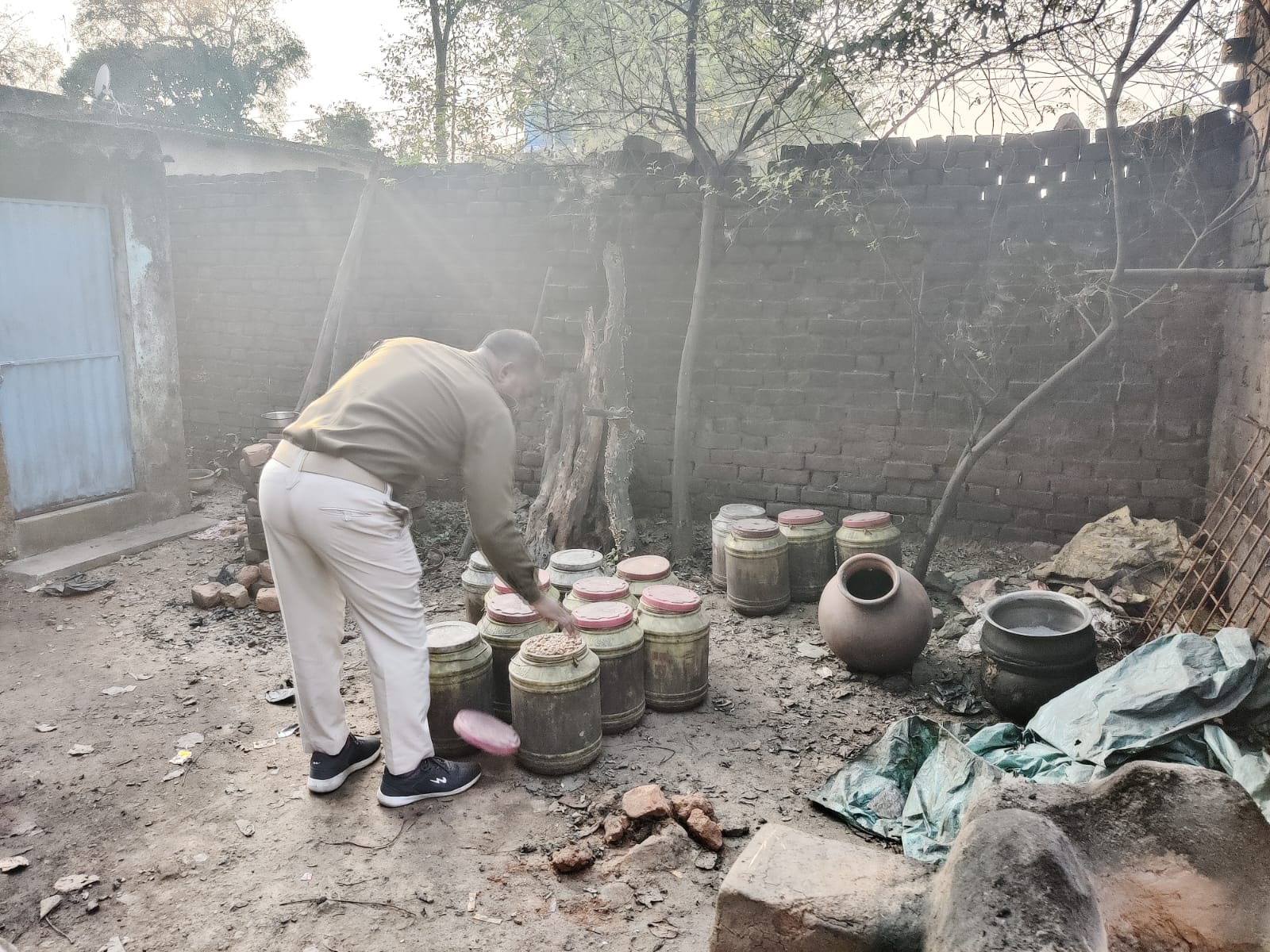 रामगढ़ः उत्पाद विभाग की छापेमारी, कई अवैध शराब भट्ठियां ध्वस्त