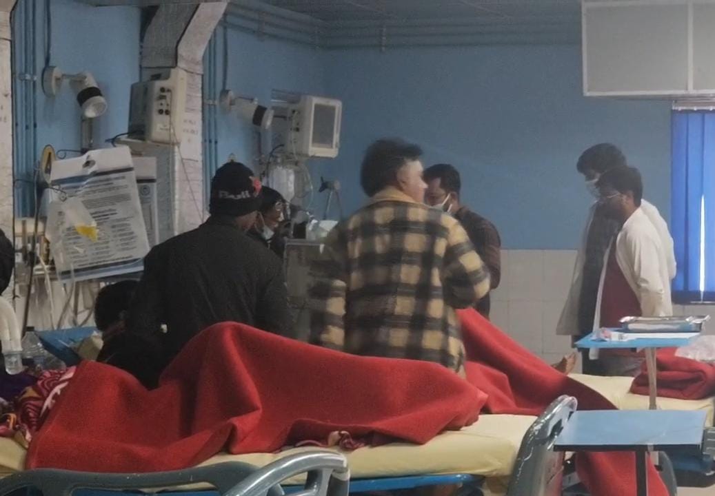 धनबादः बलियापुर में पतंग उड़ाते समय बच्चा दो मंजिले मकान से गिरा, हालत गंभीर