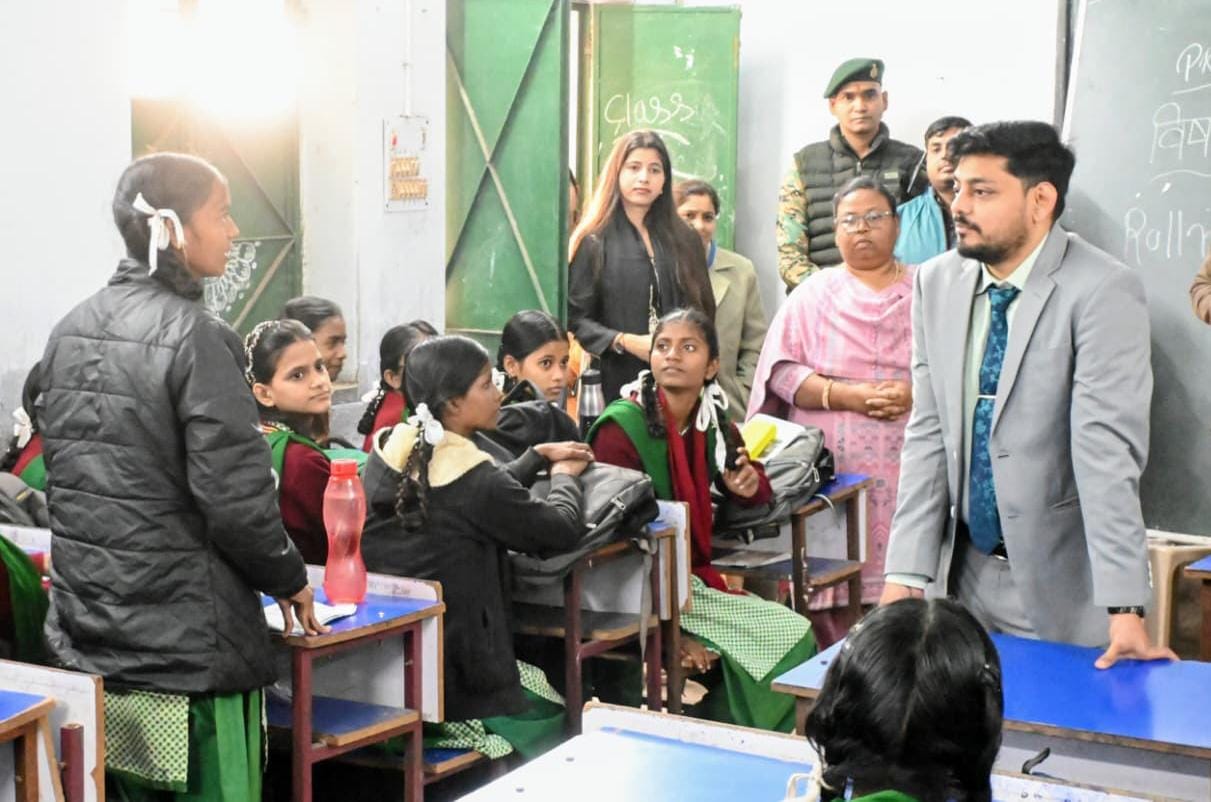 धनबादः प्री-बोर्ड परीक्षाओं को लेकर डीसी ने स्कूलों का लिया जायजा