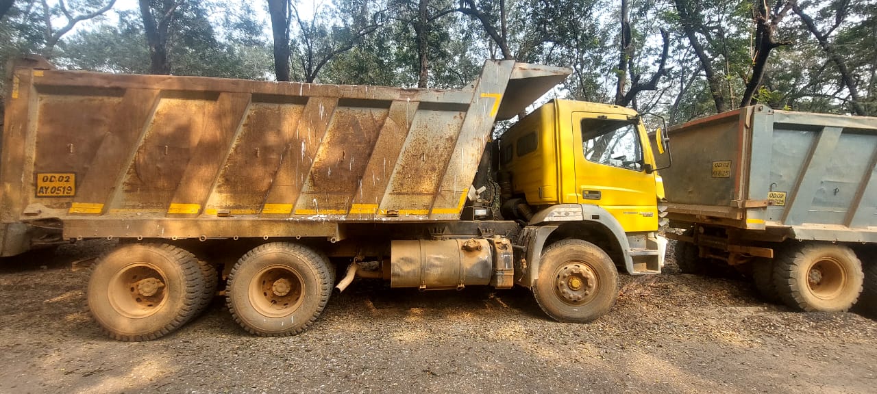 रामगढ़ः अवैध बालू लदे दो हाइवा जब्त, केस दर्ज