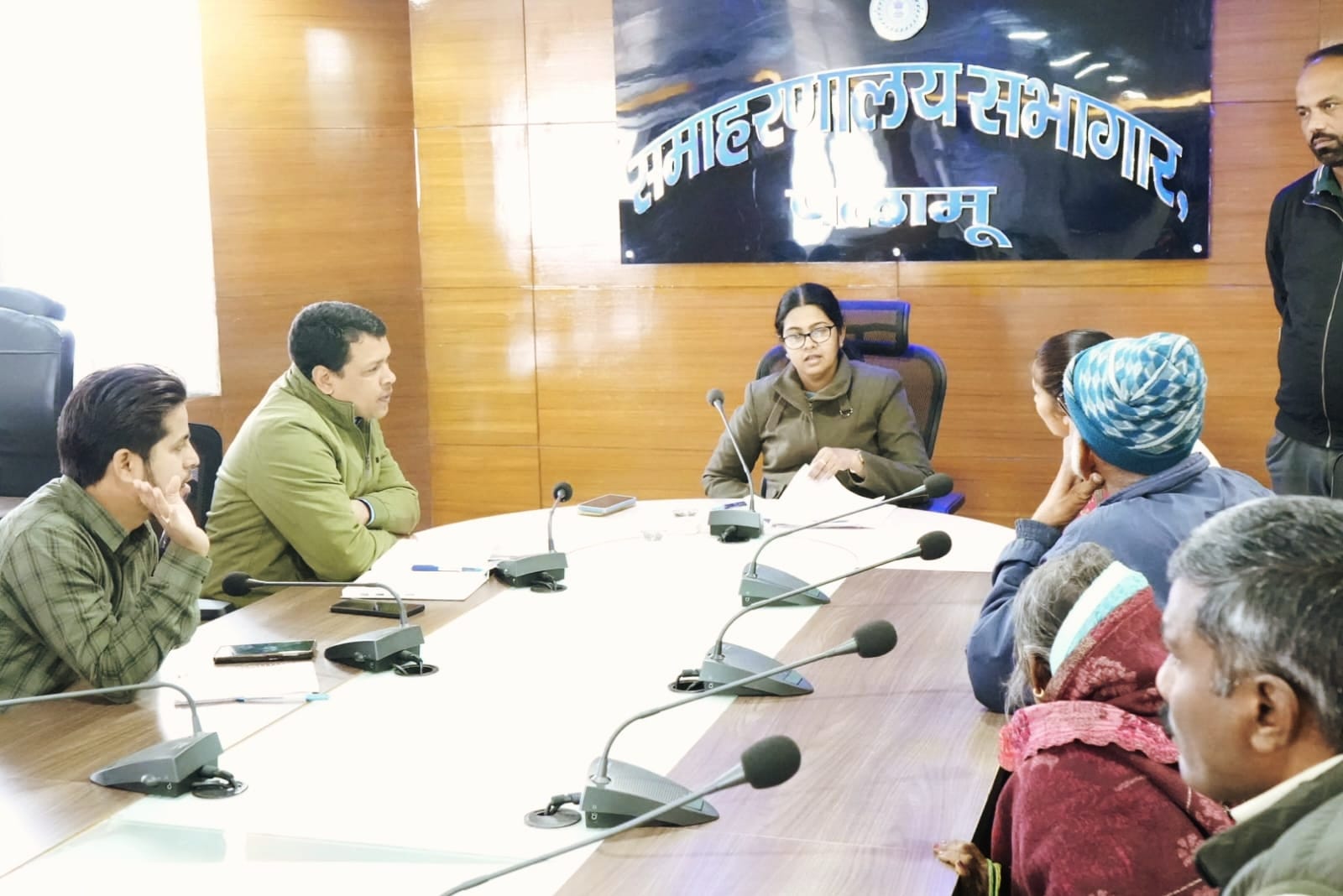 पलामूः डीसी ने जनता दरबार में सुनीं लोगों की फरियाद
