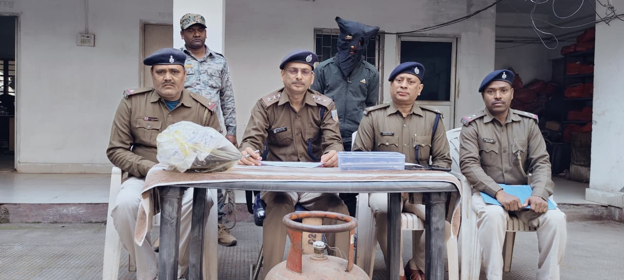 देवघरः स्कूल से चोरी गया गैस सिलेंडर व सरकारी टैब बरामद, एक गिरफ्तार