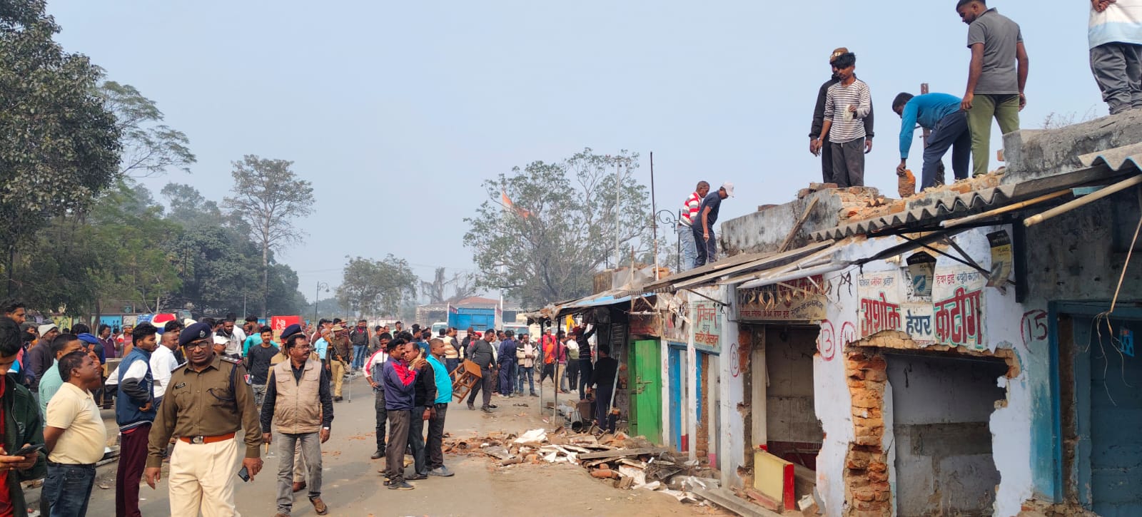 रामगढ़ः बरकाकाना में अतिक्रमण पर चला रेलवे का बुलडोजर, कई दुकानें ध्वस्त