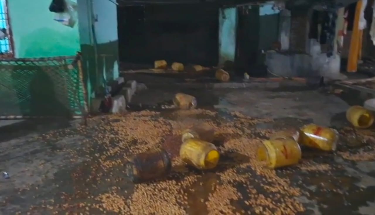 देवघरः 85 लीटर देसी शराब व 920 किलो जावा महुआ जब्त, 8 गिरफ्तार