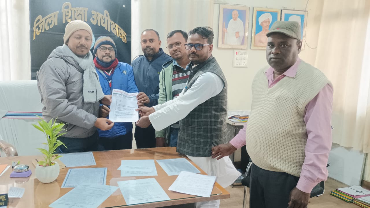 लातेहारः सहायक अध्याकपकों ने डीएसई से की मुलाकात, बढ़ा मानदेय लागू करने की मांग