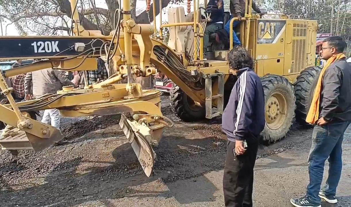 Lagatar Impact : हरकत में आया पथ निर्माण विभाग, झरिया में जर्जर सड़क की मरम्मत शुरू