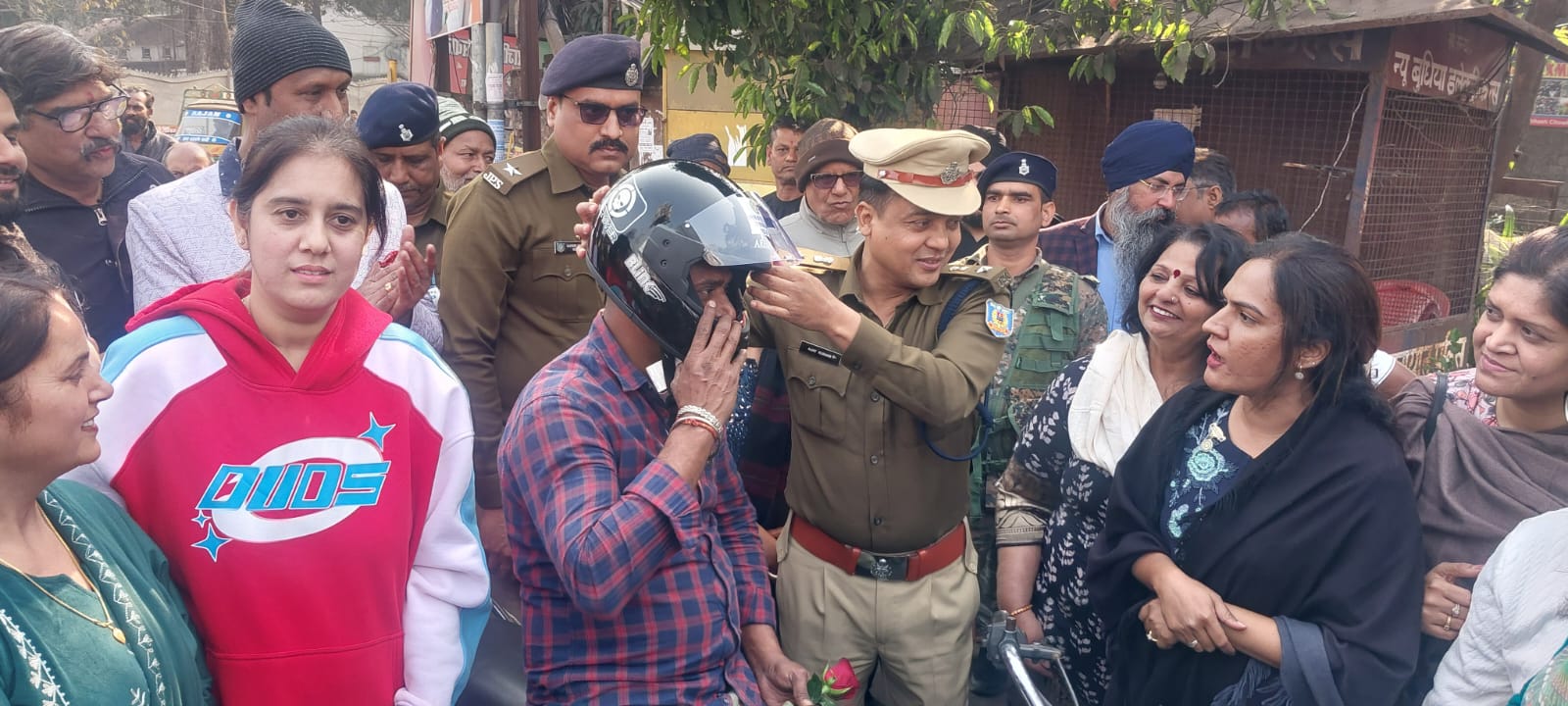 रामगढ़ः सुभाष चौक पर सड़क सुरक्षा जागरूकता अभियान, एसपी ने बाइक सवारों को पहनाया हेलमेट