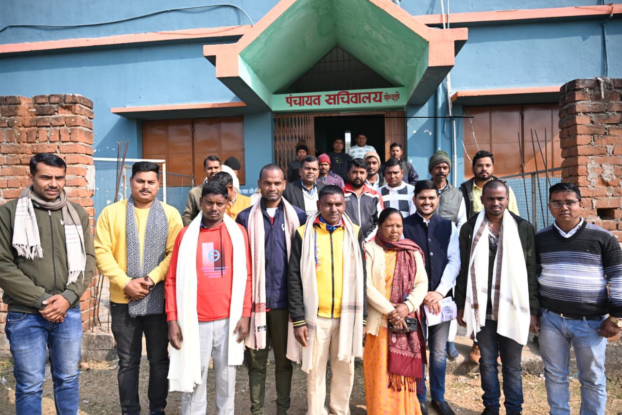 गिरिडीहः नाइजर से मुक्त बगोदर के मजदूरों से मिले आजसू नेता