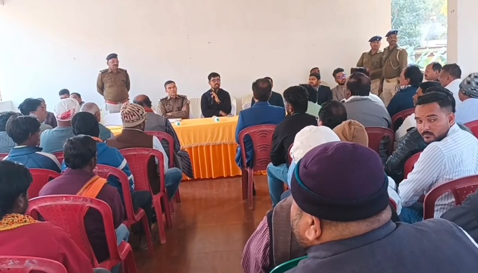 देवघर एसपी ने लालगढ़ मामले में ग्रामीणों संग की बैठक, दोषियों पर कड़ी कार्रवाई का आश्वासन