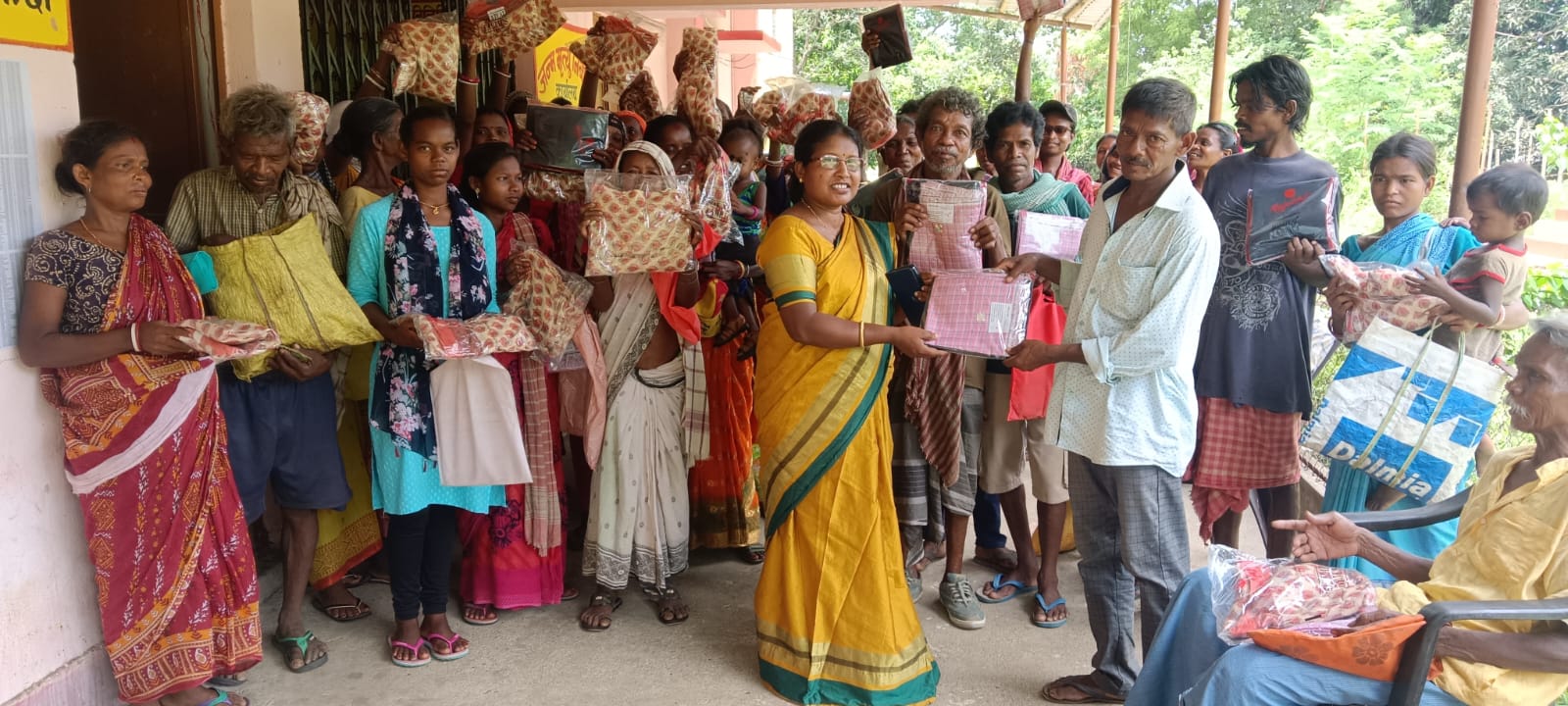 जमशेदपुरः माटीगोड़ा में 50 सबर परिवारों के बीच कपड़ों का वितरण