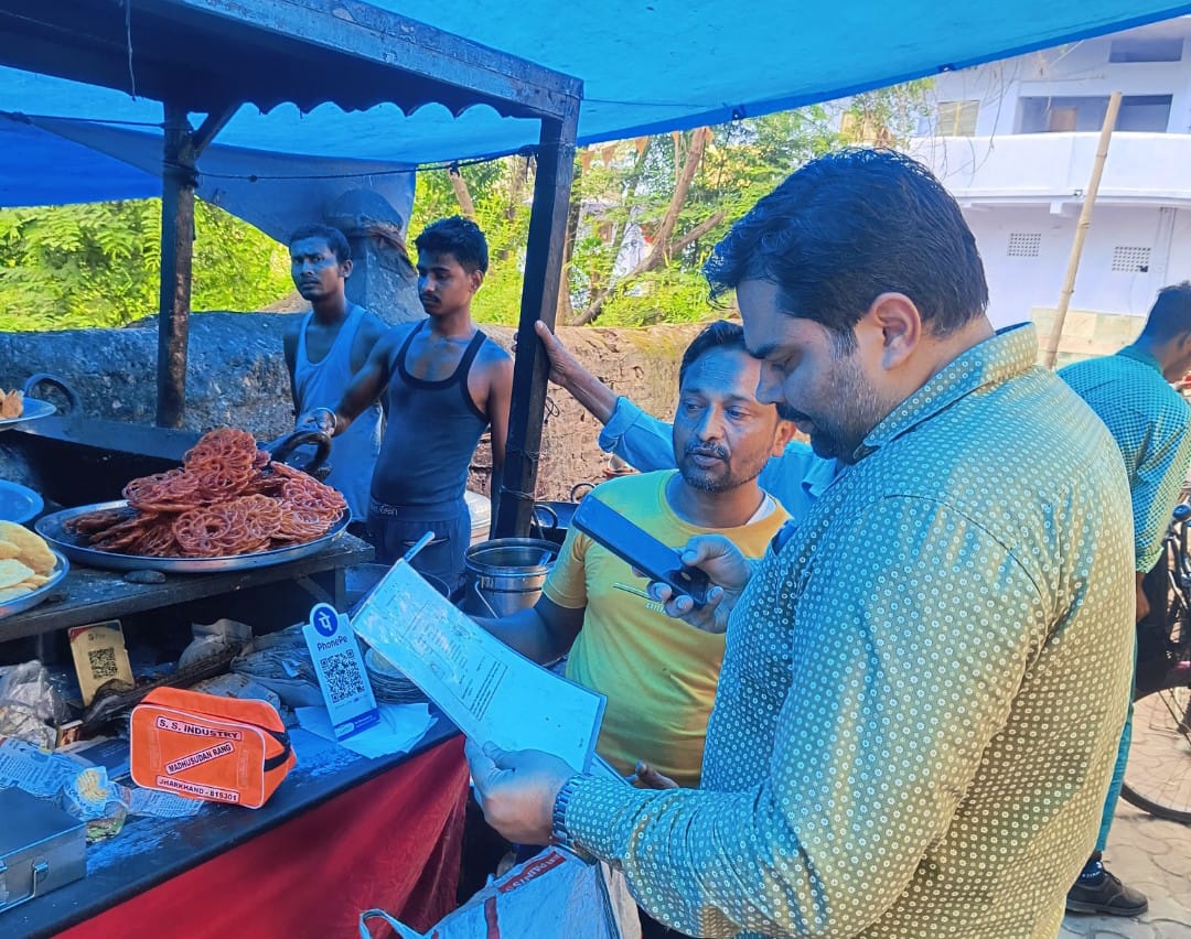 चाईबासाः खाद्य सुरक्षा पदाधिकारी ने रेस्टोरेंट में की छापेमारी, नकली पनीर जब्त