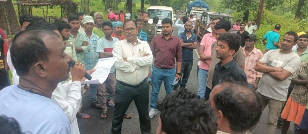 चाईबासाः मनोहरपुर में पानी की समस्या, ग्रामीणों ने की सड़क जाम