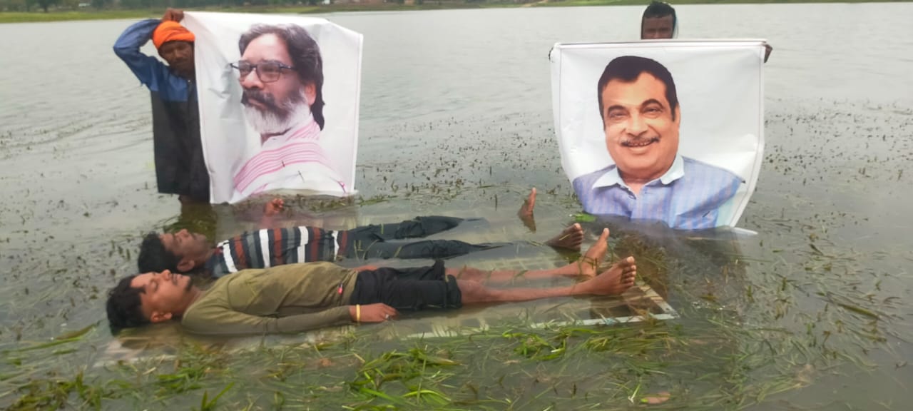 लातेहारः एसडीओ से वार्ता के बाद किसानों का जल समाधि सत्यापग्रह स्थगित