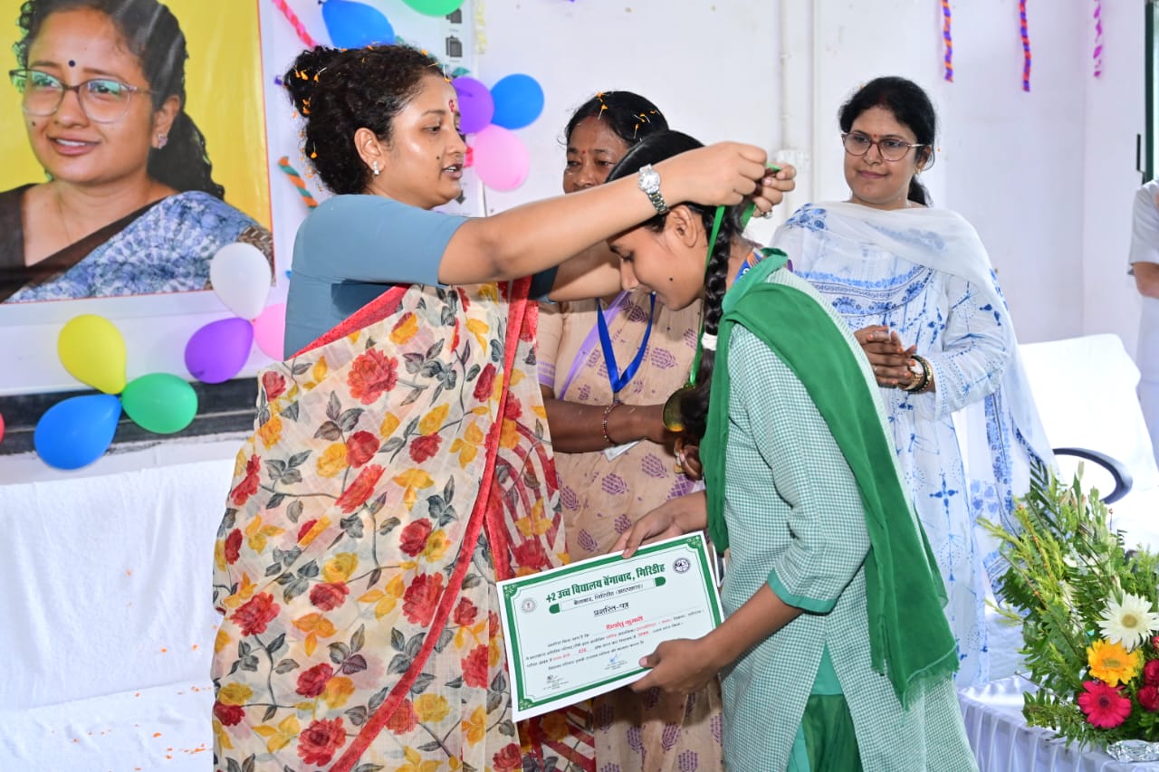 गिरिडीहः विधायक कल्पना सोरेन ने मेधावी विद्यार्थियों को किया सम्मानित