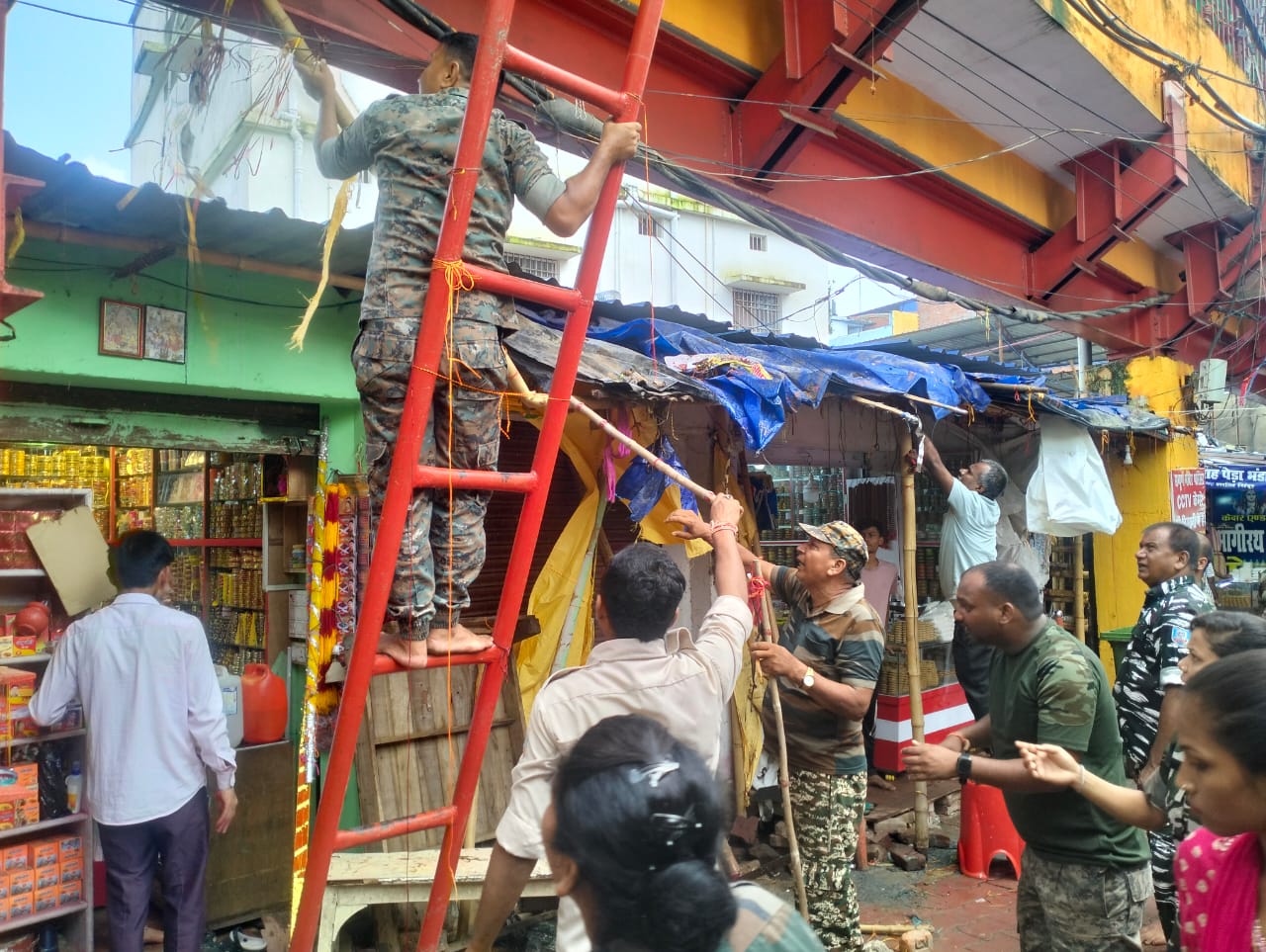देवघरः बाबा मंदिर परिसर व आसपास के क्षेत्रों से हटा अतिक्रमण