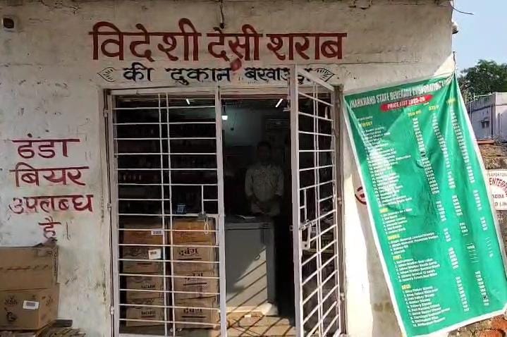 धनबादः बरवाअड्डा में शराब दुकान से लाखों की चोरी, CCTV की हार्ड डिस्क भी ले गए चोर