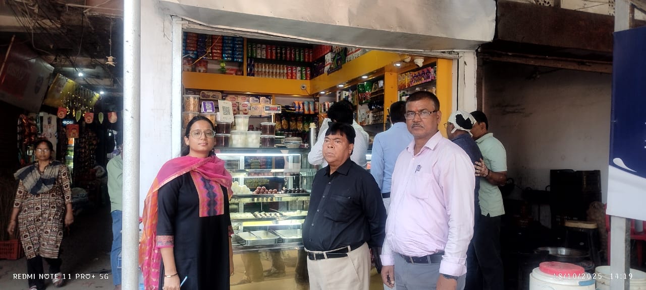 रामगढ़ः खाद्य सुरक्षा विभाग का होटलों-मिठाई दुकानों में छापा, 3 दुकानों पर 25-25 हजार जुर्माना