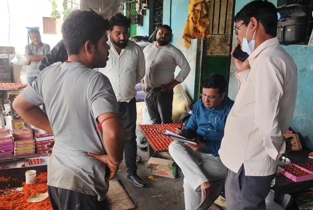 धनबादः त्योहारी मौसम में मिठास पर मिलावट की मार, नकली लड्डू फैक्ट्री का भंडाफोड़