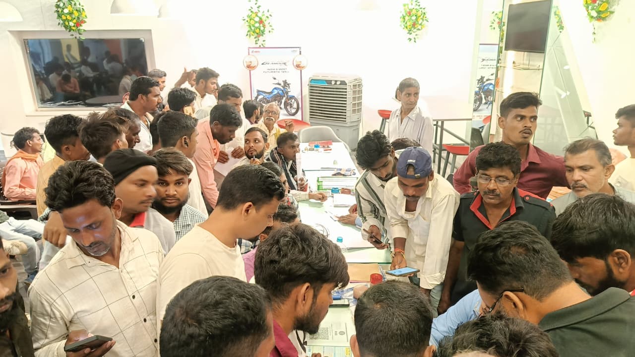 पलामूः धनतेरस पर मेदिनीनगर के बाजार गुलजार, जमकर हुई खरीदारी
