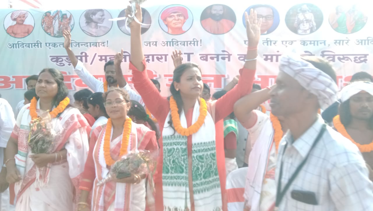 चाईबासाः कुड़मी की एसटी मांग के खिलाफ सोनुआ में आदिवासियों की जनाक्रोश रैली, उमड़ी भीड़