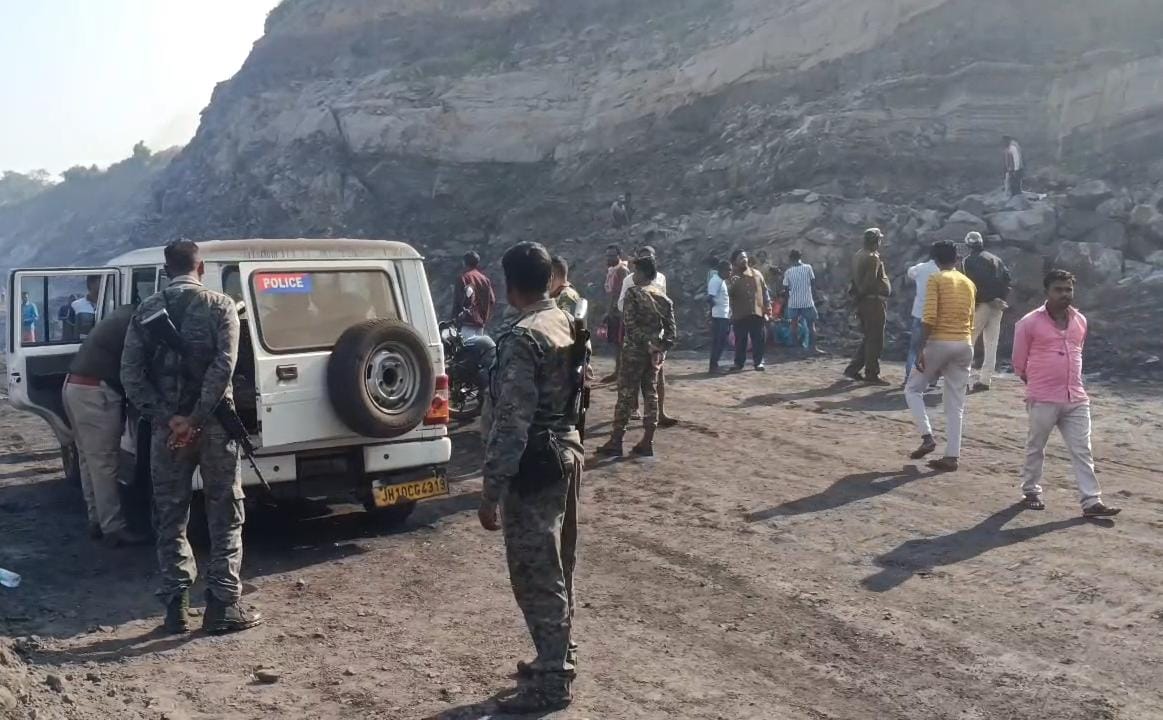 धनबादः भौरा 4-ए पैच में गिरकर व्यक्ति की मौत, ग्रामीणों का फूटा गुस्सा