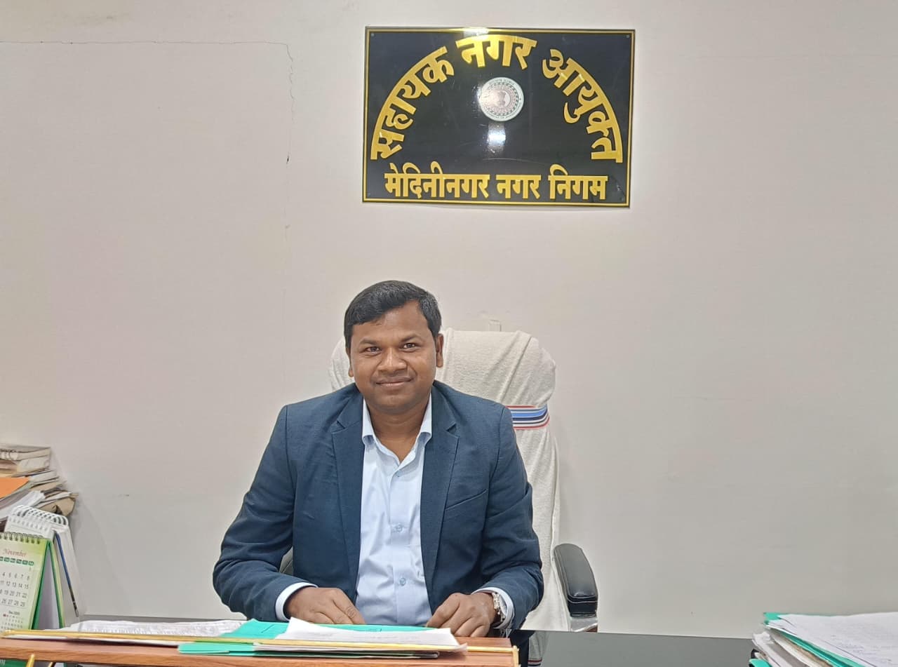 पलामूः मेदिनीनगर के नए सहायक नगर आयुक्त प्रमोद उरांव ने पदभार संभाला