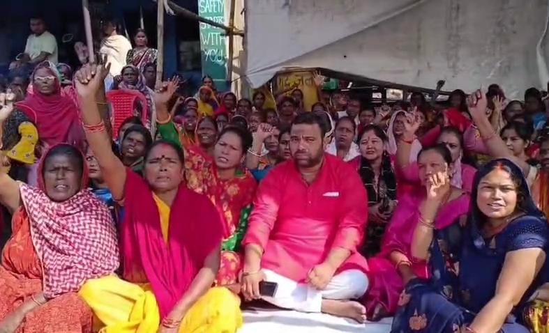 धनबादः विश्वकर्मा प्रोजेक्ट में मंच का धरना, प्रबंधन से वार्ता के बाद आंदोलन स्थगित