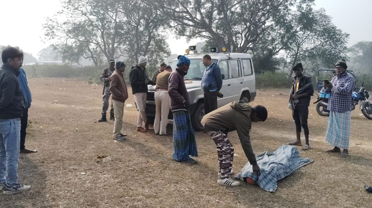 देवघरः मधुपुर आम बागान में पेड़ से लटका मिला युवक का शव, हत्या की आशंका