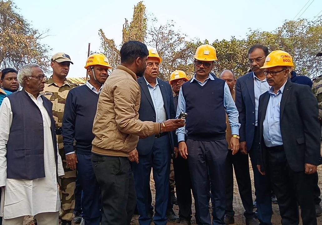 धनबादः कोल इंडिया चेयरमैन ने केंदुआडीह गैस रिसाव क्षेत्र का किया निरीक्षण, कहा- सुरक्षा सर्वोच्च प्राथमिकता