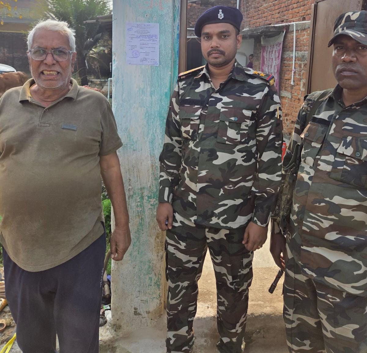 लातेहारः पुलिस ने फरार अभियुक्त के घर पर चिपकाया इश्तेहार