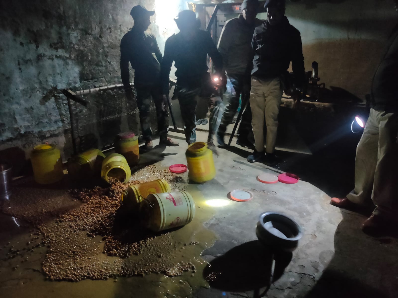 देवघरः अवैध शराब के धंधे के खिलाफ उत्पाद विभाग का छापा, 3 गिरफ्तार