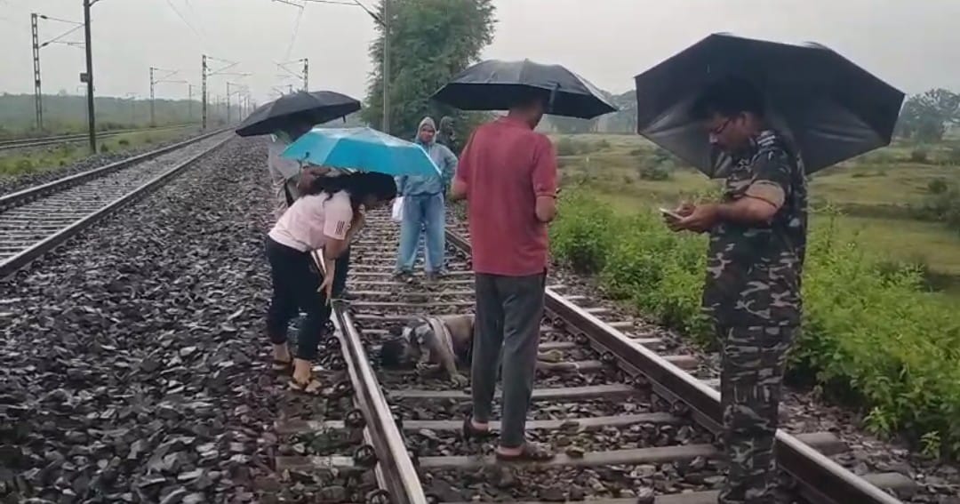 चाईबासाः लोटापहाड़ रेलवे स्टेशन के पास रेल लाइन पर मिला शव, हत्या की आशंका