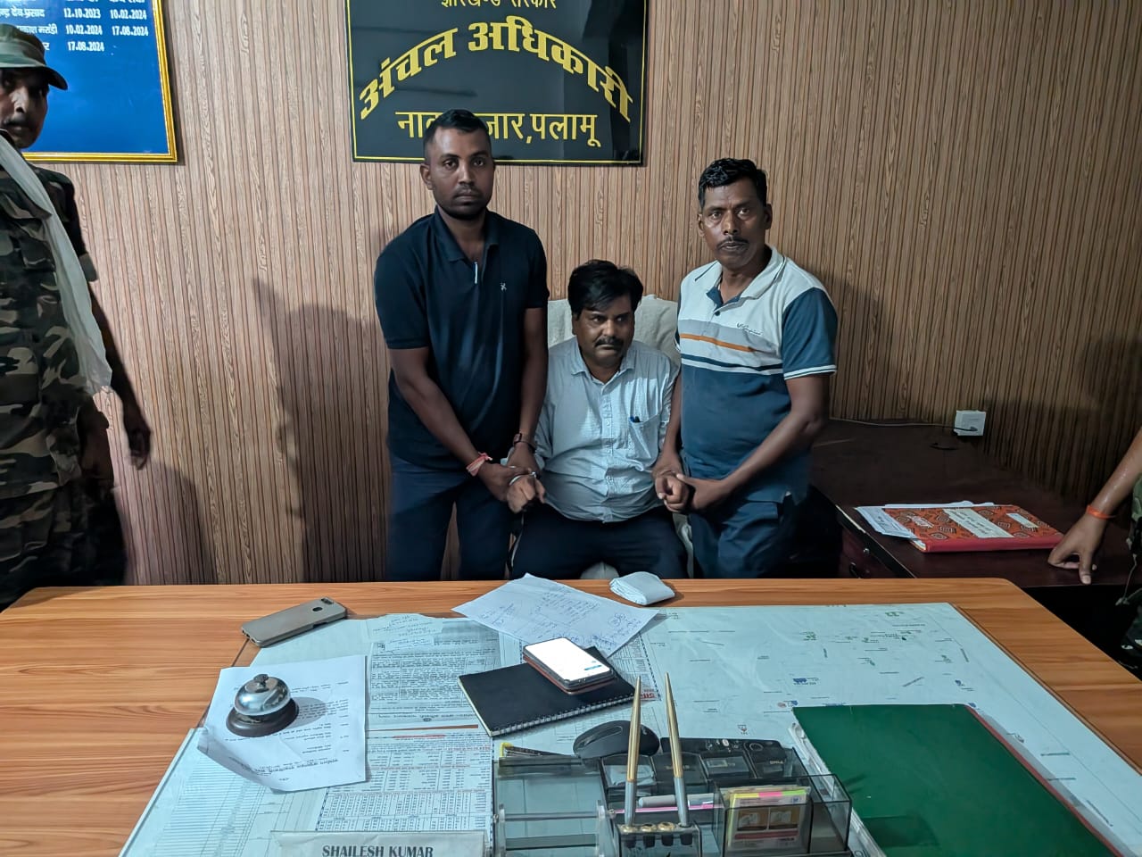 Breaking : पलामू के नावाबाजार के सीओ 30 हजार घूस लेते गिरफ्तार