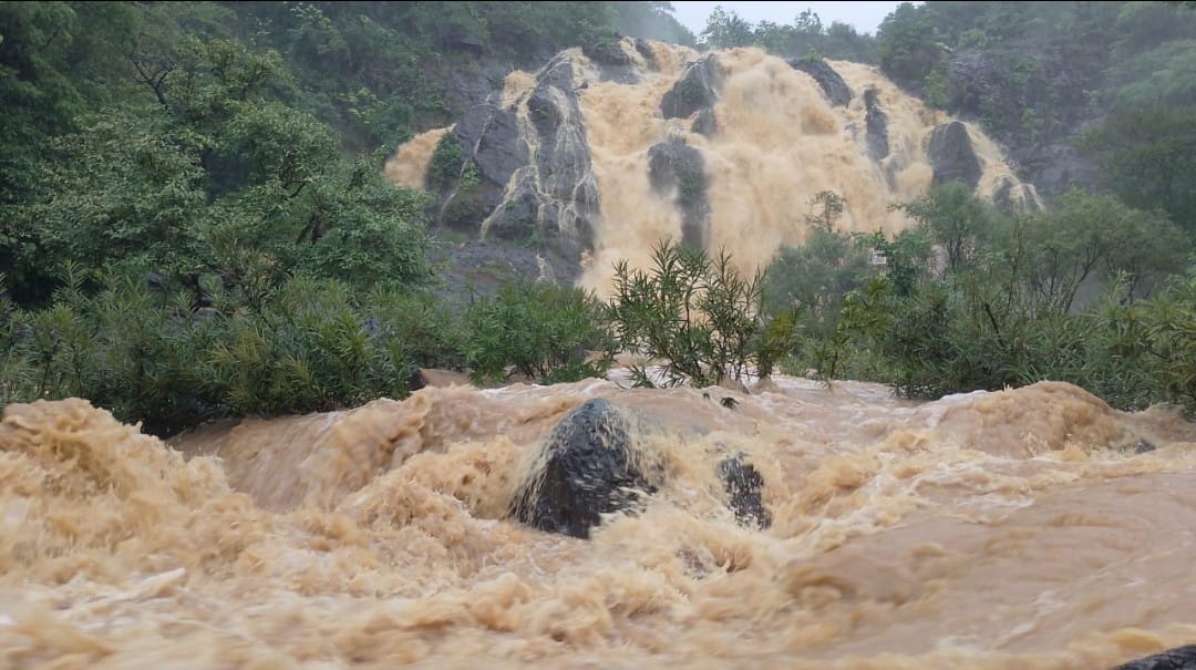 चाईबासाः भारी बारिश से उफनाईं नदियां, हिरणी फॉल जाने पर रोक