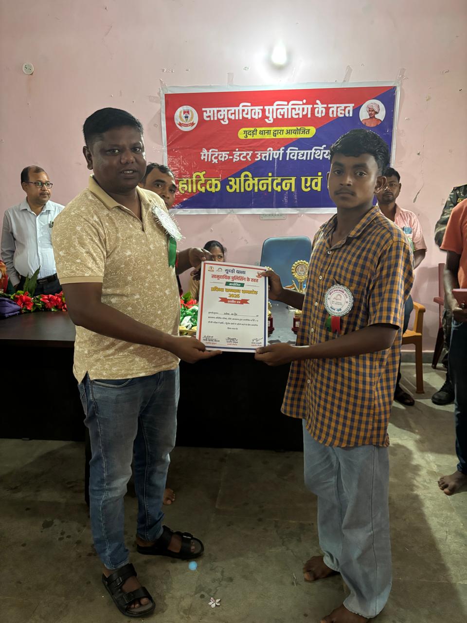 चाईबासाः विधायक जगत माझी की अनुशंसा पर दो ग्रामीणों को मिला आंबेडकर आवास