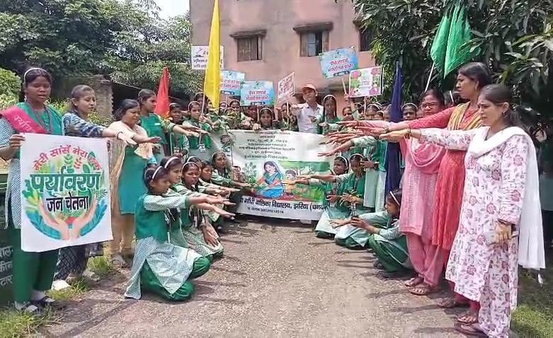 धनबादः छात्राओं ने लगाए 50 पौधे, ली पर्यावरण संरक्षण की शपथ
