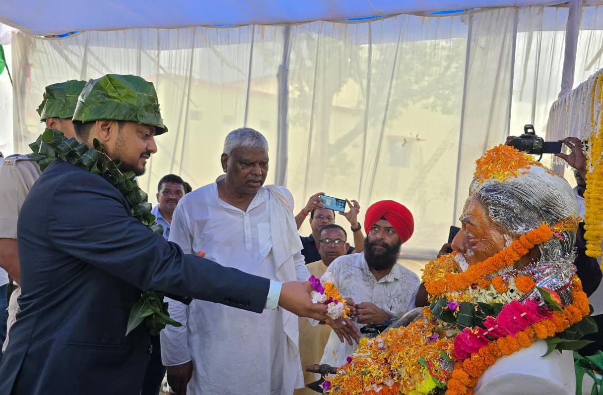धनबादः टुंडी में दिशोम गुरु को श्रद्धांजलि, विधायक व डीसी-एसएसपी ने किया नमन