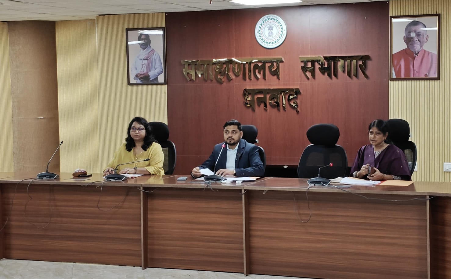 धनबादः डीसी ने की समाज कल्याण की योजनाओं की समीक्षा, अधिकारियों को दिए निर्देश