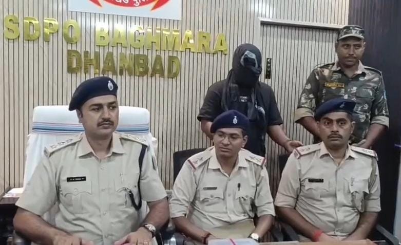 धनबादः अपराध की योजना बना रहा युवक गिरफ्तार, देसी कट्टा व गोली बरामद