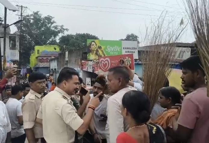 धनबादः अवैध कोयला खनन के विरोध में सड़क पर उतरे ग्रामीण, रोडा जाम कर किया हंगामा