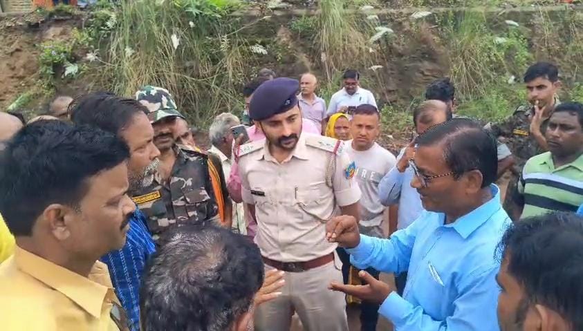 धनबादः सुदामडीह में जल संकट से नाराज ग्रामीणों ने फायर पैच किया जाम