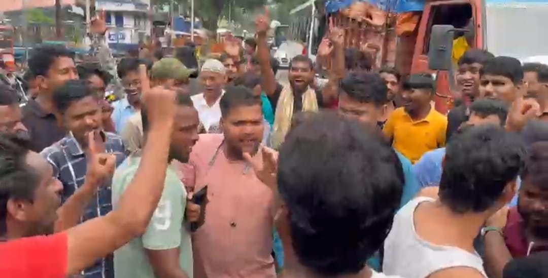 गिरिडीहः हुट्टी बाजार क्षेत्र में बिजली संकट, गुस्साए लोगों ने की सड़क जाम