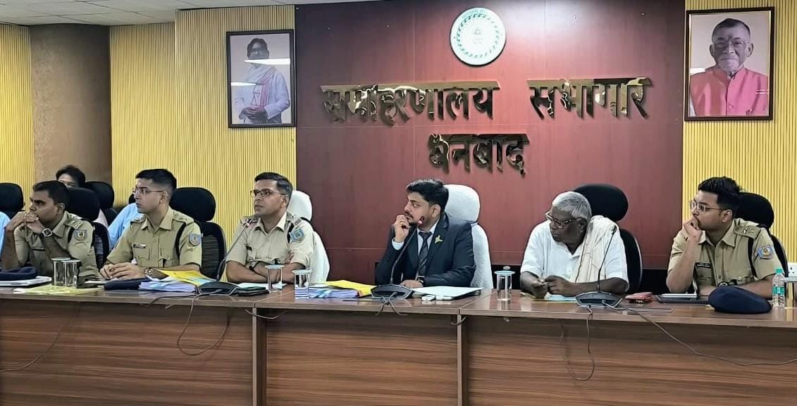 दुर्गा पूजा से पहले सड़कों व बुनियादी सुविधाओं को दुरुस्त करें: धनबाद डीसी