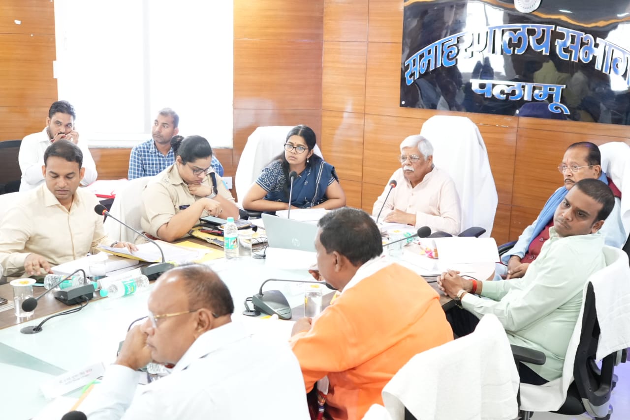 पलामूः दिशा की बैठक में योजनाओं की धीमी प्रगति पर सांसद वीडी राम नाराज
