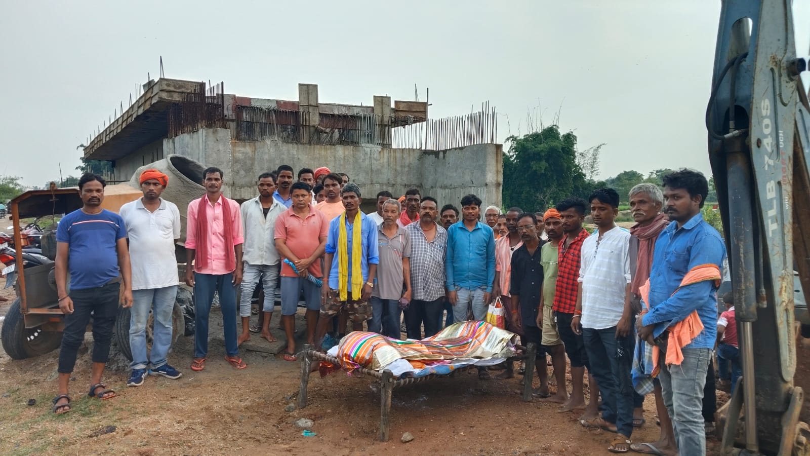 रामगढ़ः श्मशान घाट जाने का रास्ता है बंद, ग्रामीणों ने शव रख किया प्रदर्शन