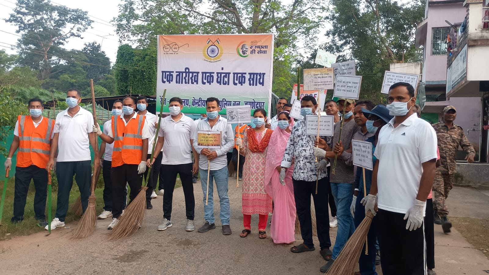 जादूगोड़ा: सीआरपीएफ जवानों ने राखा कॉपर अटल चौक पर चलाया स्वच्छता अभियान