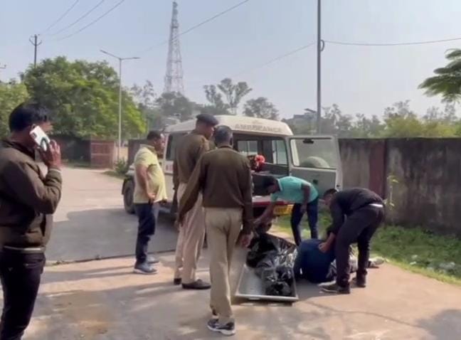 झरिया गोलीकांडः मृतक का शव लेने पहुंचे परिजन, पिता का रो-रोकर बुरा हाल